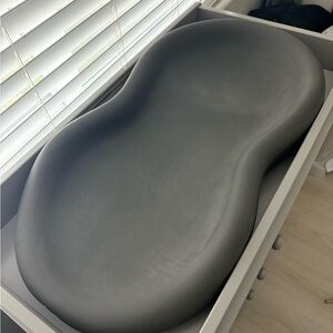 Keekaroo Peanut Changer Dark Gray